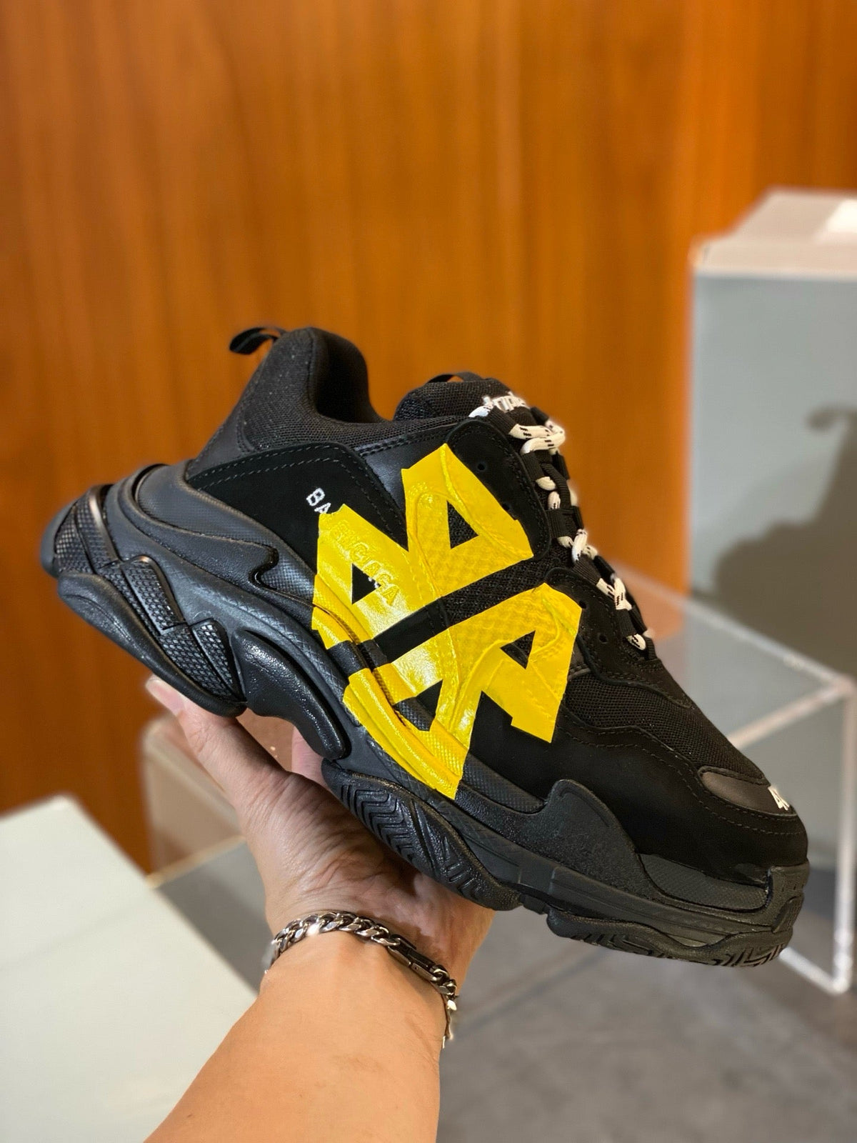 Schwarz-weiße Sneaker