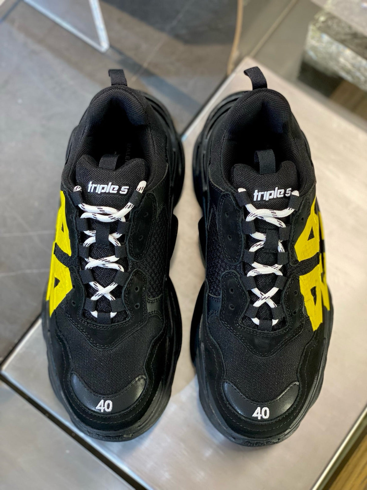 Schwarz-weiße Sneaker