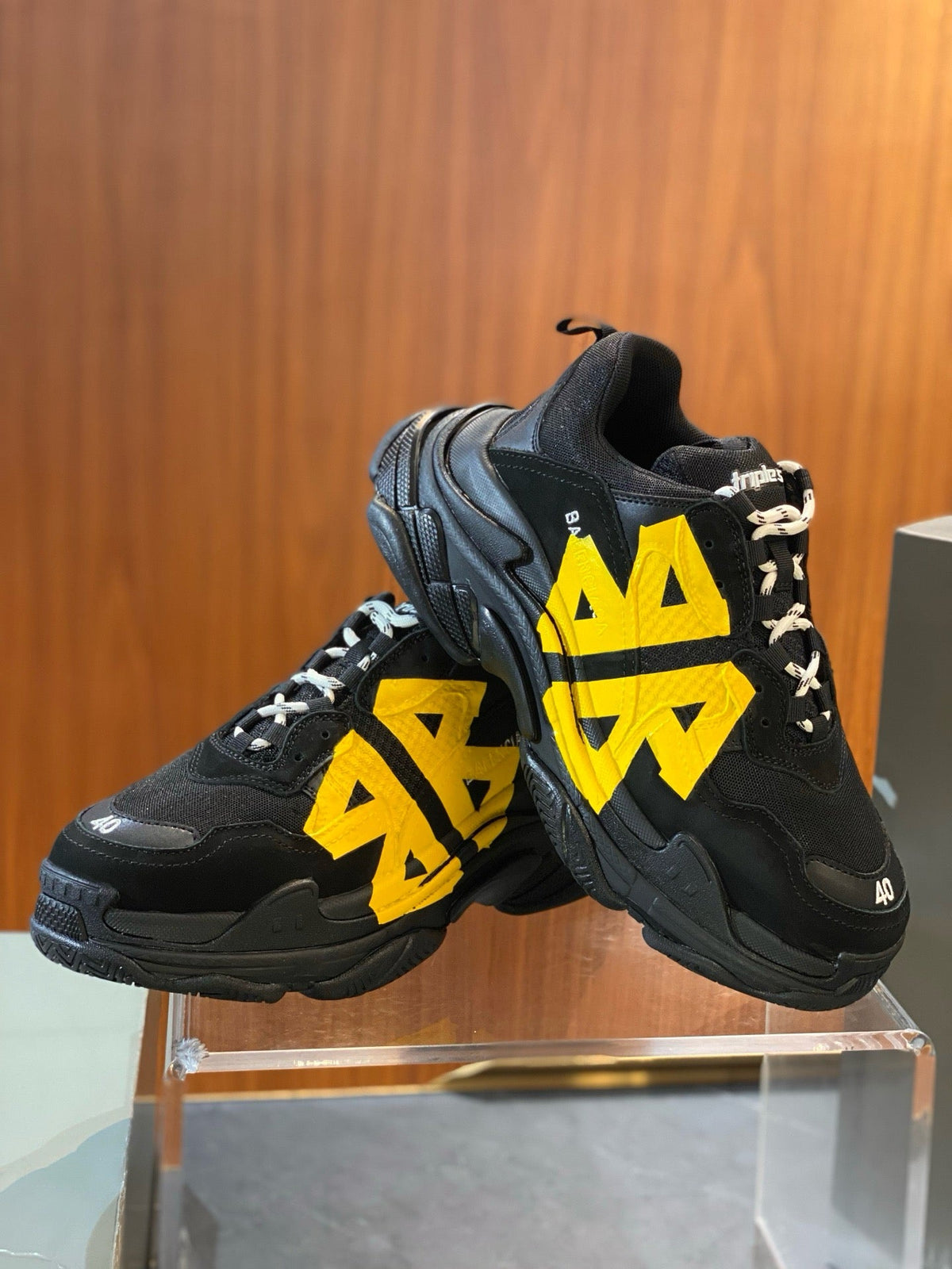 Schwarz-weiße Sneaker