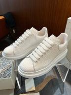 Weiße Turnschuhe