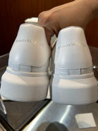 Weiße Turnschuhe