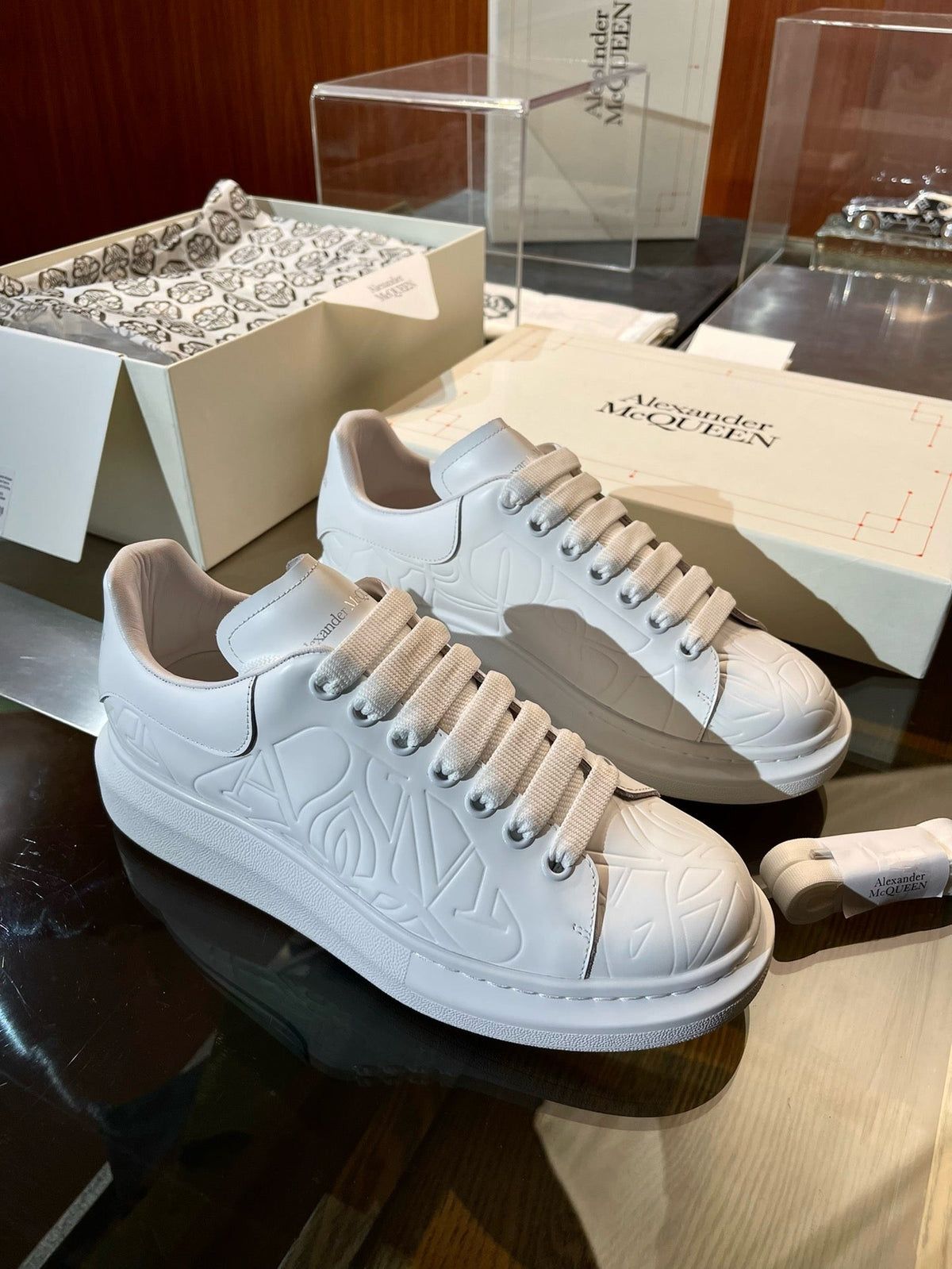 Weiße Turnschuhe