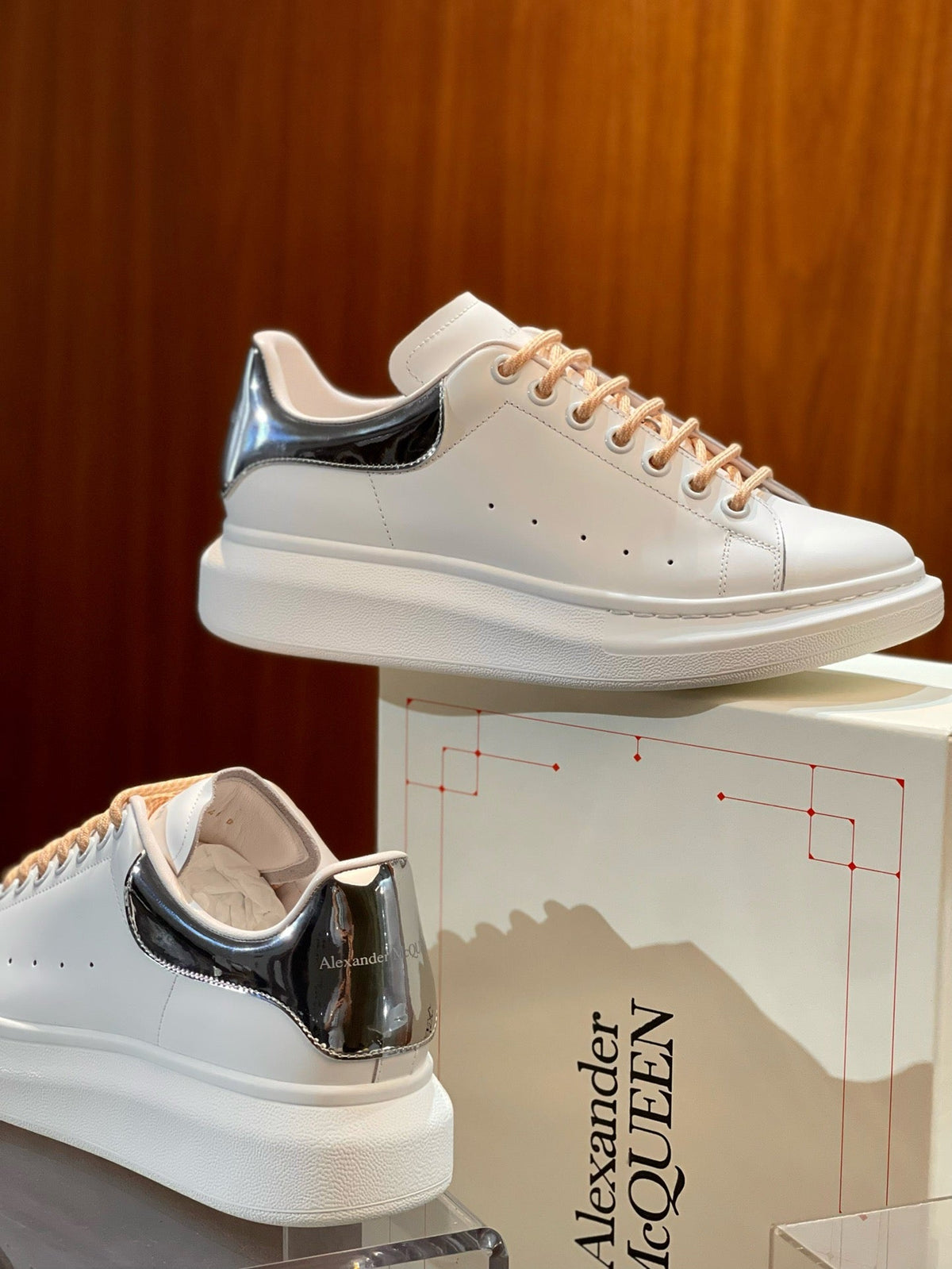 Weiße Turnschuhe