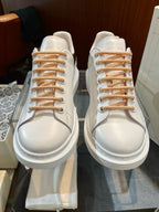 Weiße Turnschuhe
