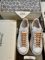 Weiße Turnschuhe