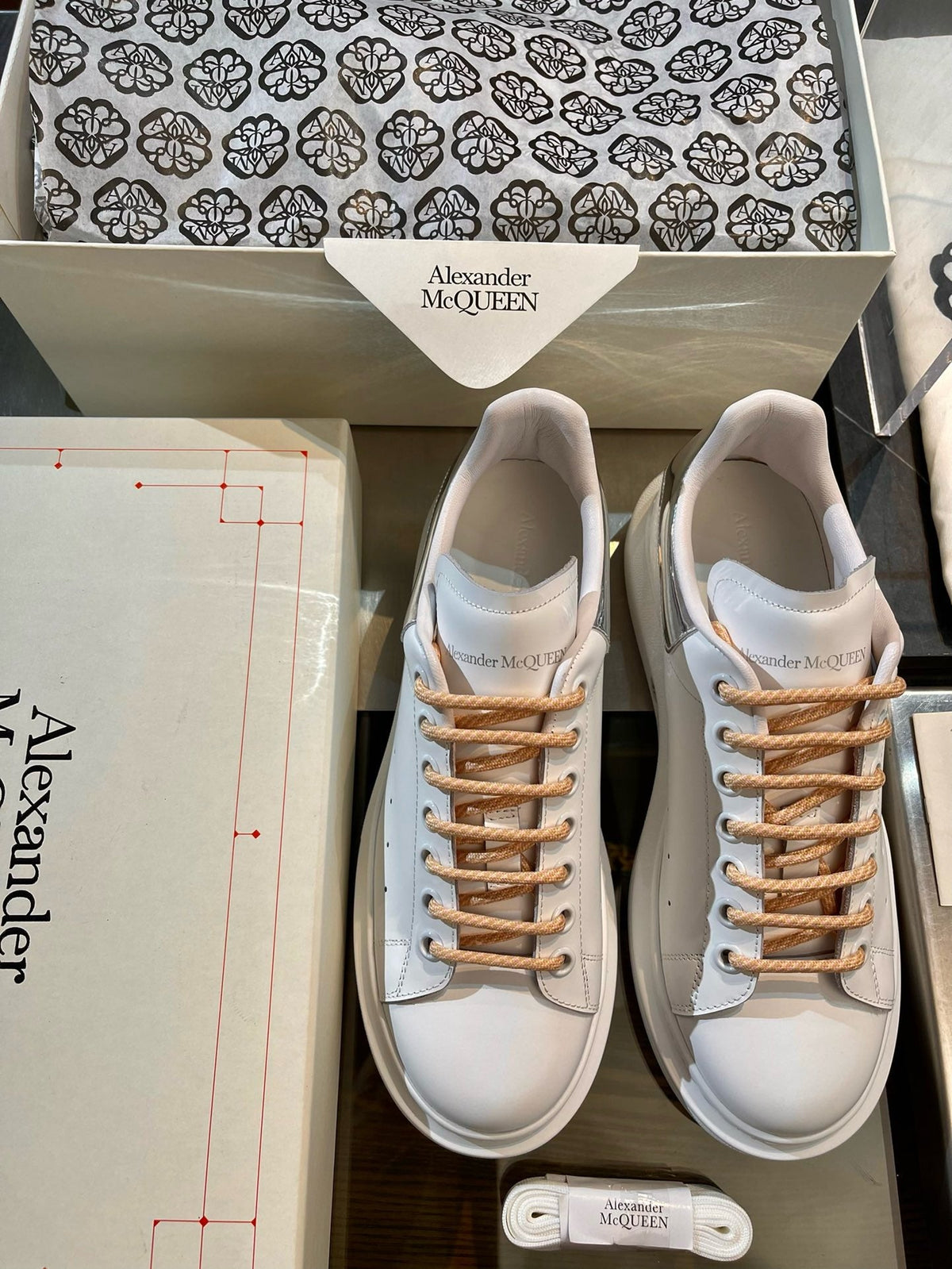 Weiße Turnschuhe