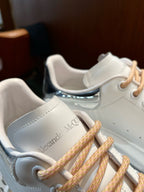 Weiße Turnschuhe