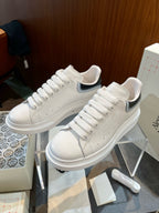 Weiße Turnschuhe
