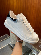 Weiße Turnschuhe