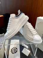 Weiße Turnschuhe