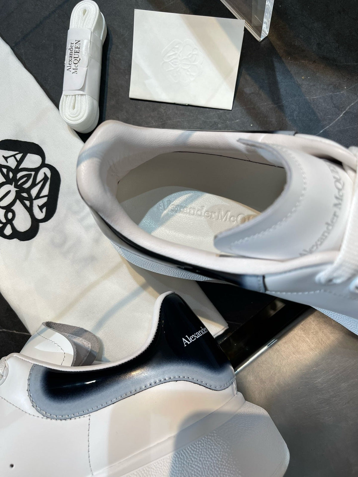 Weiße Turnschuhe