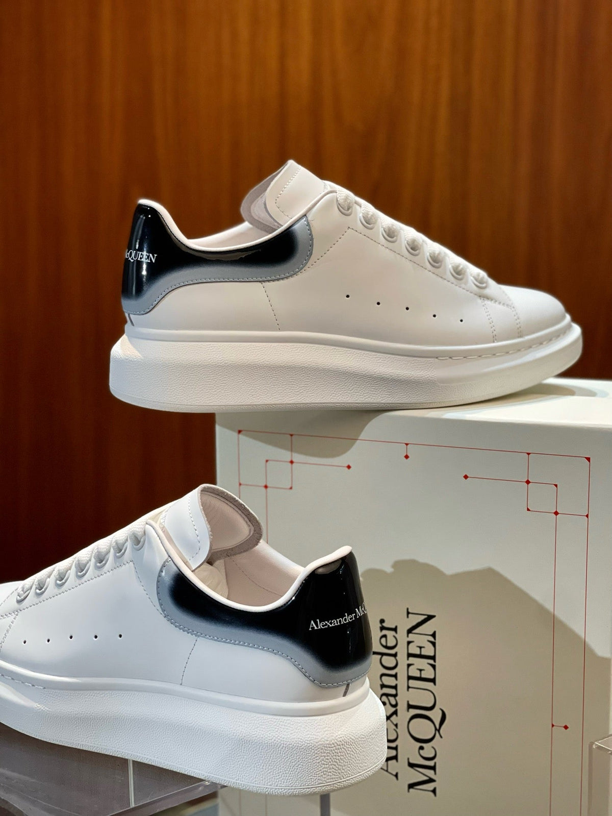 Weiße Turnschuhe