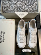 Weiße Turnschuhe