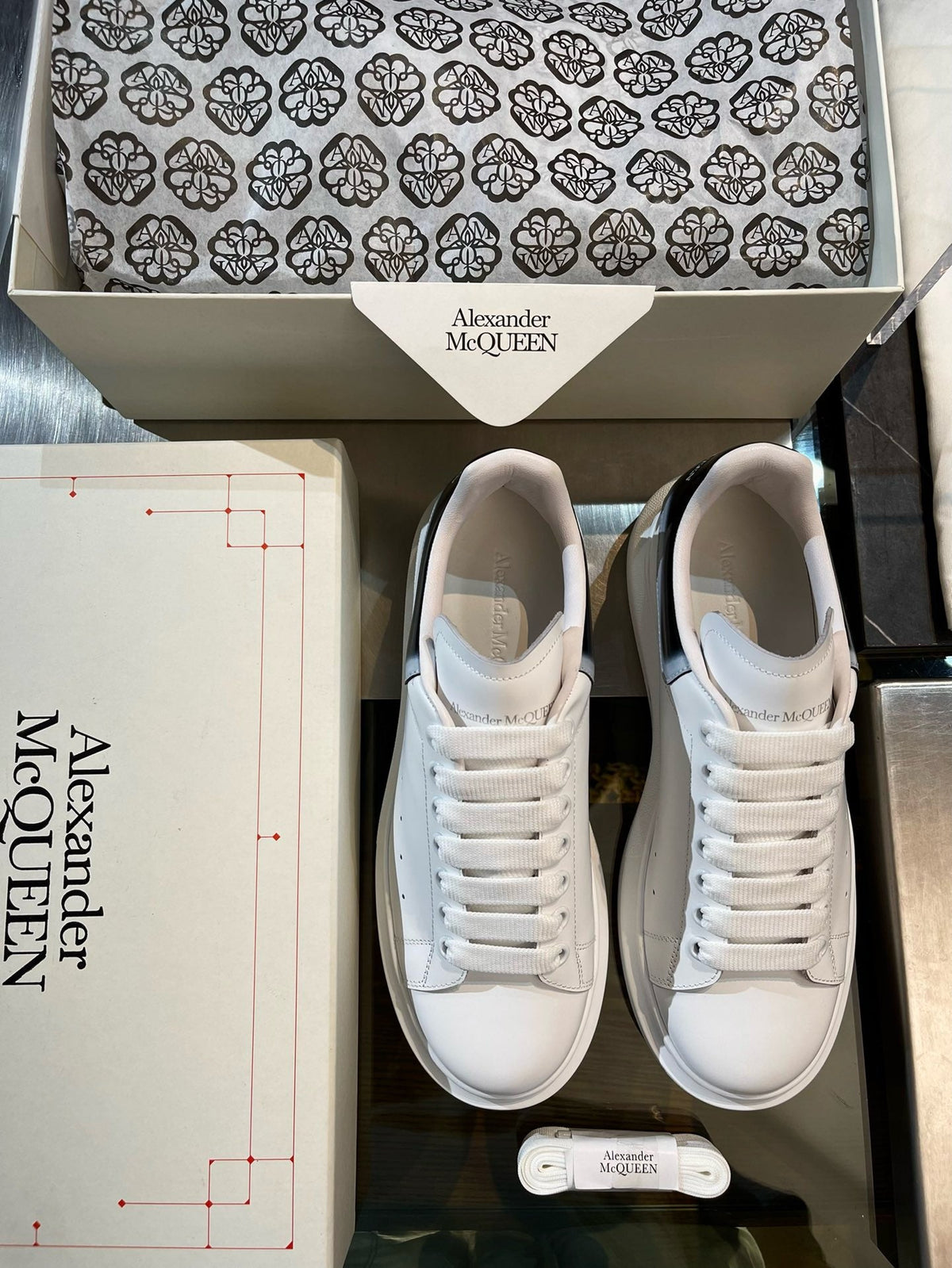 Weiße Turnschuhe