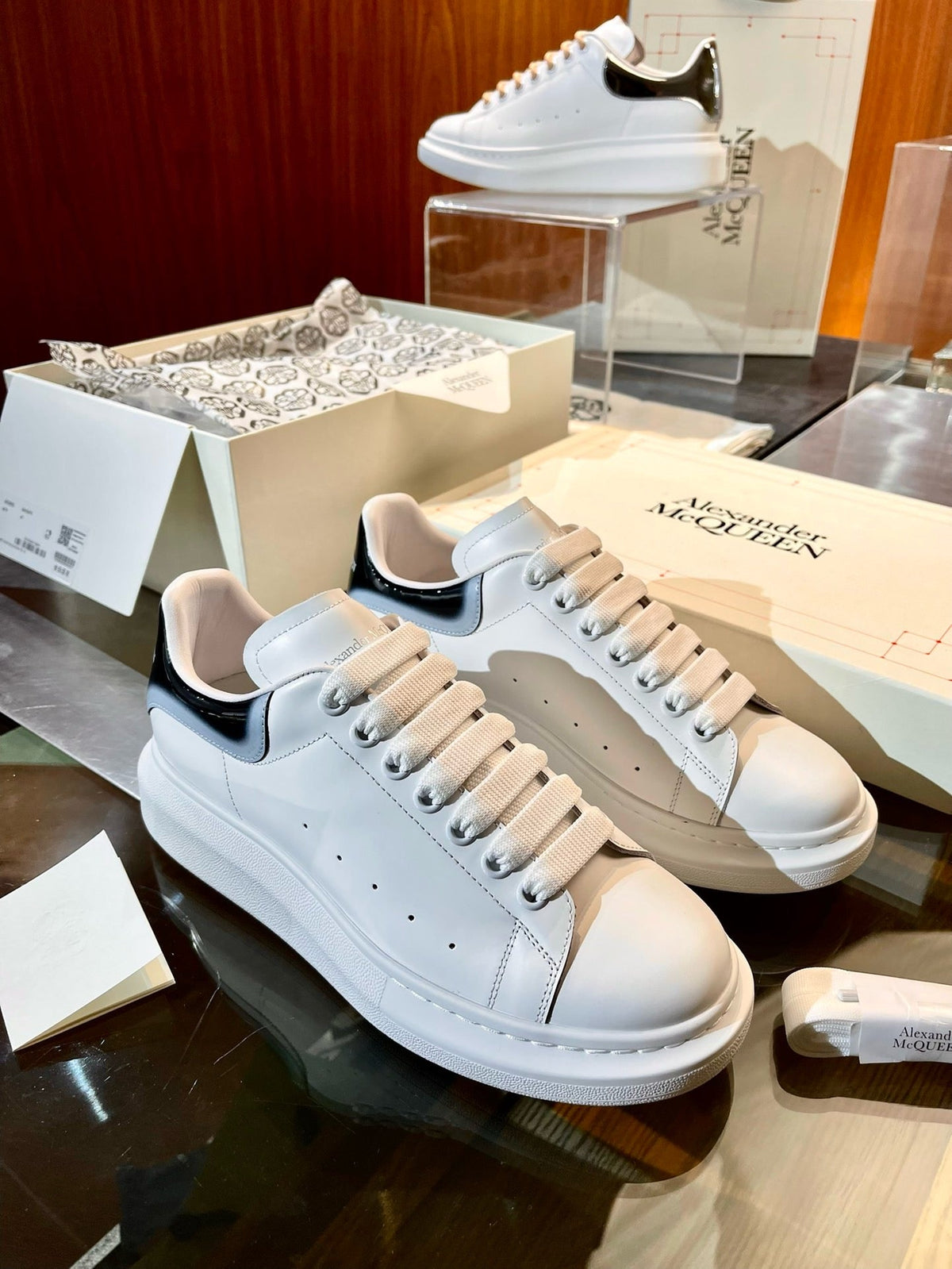 Weiße Turnschuhe