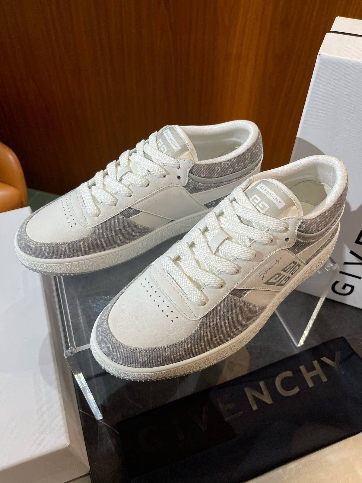 Cremefarbene Low-Top-Sneaker mit Leder-Paneelen – Herren