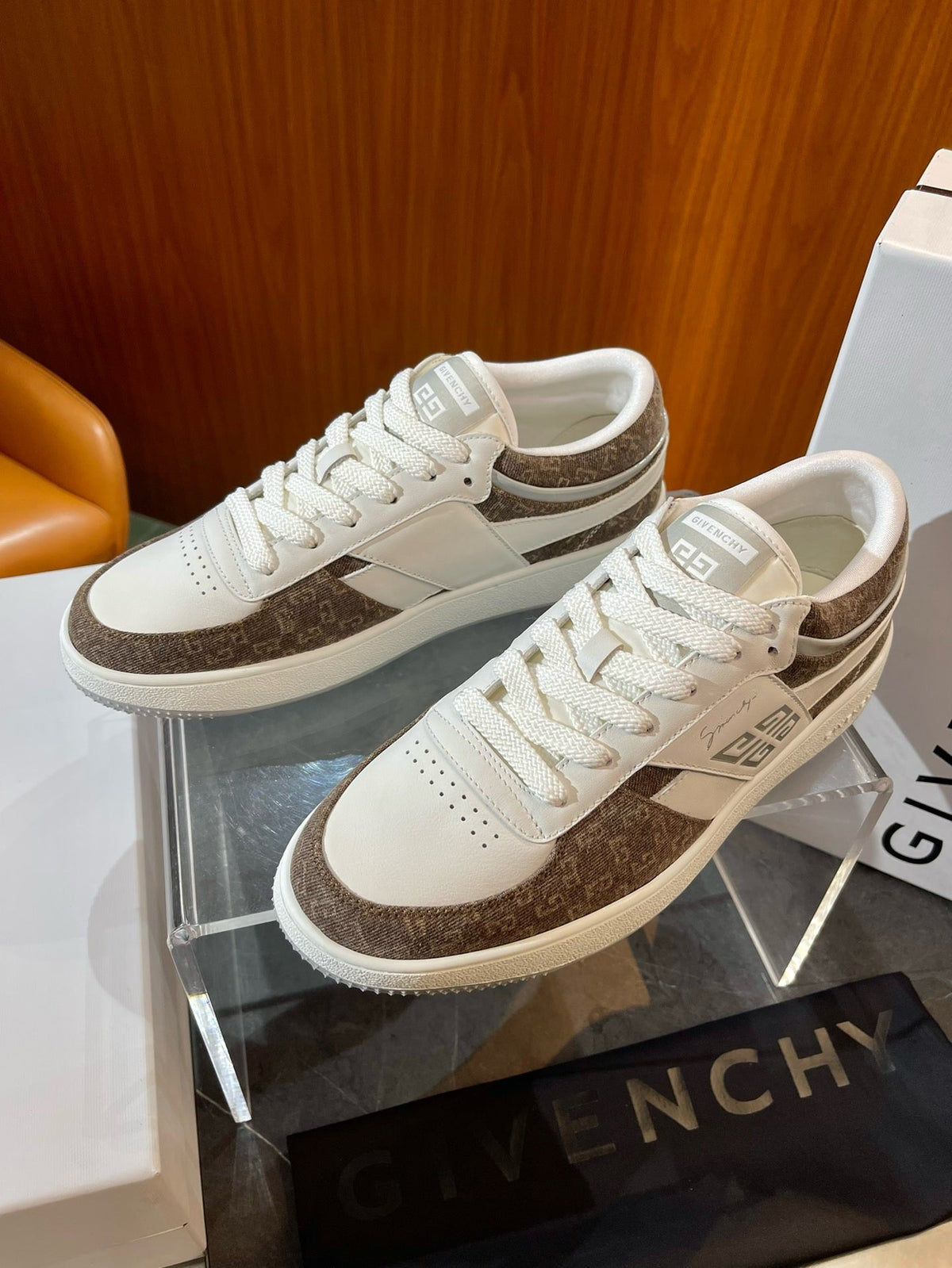 Cremefarbene Low-Top-Sneaker mit Leder-Paneelen – Herren