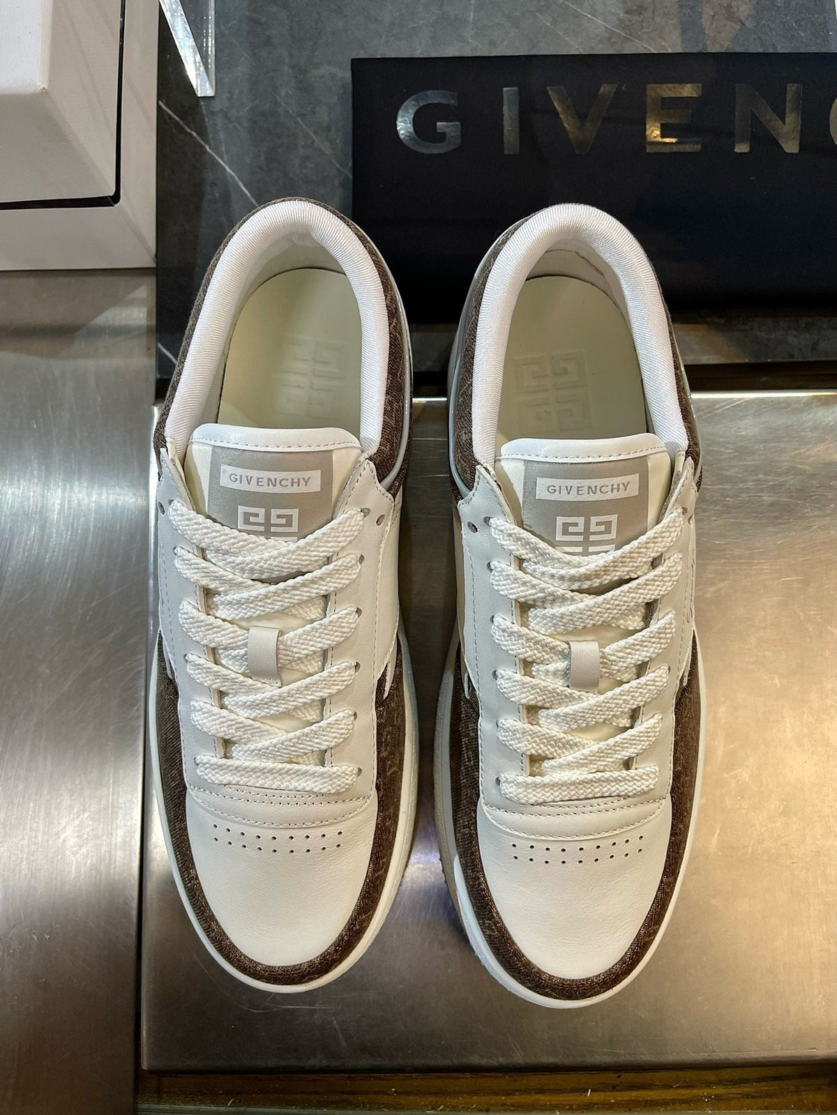 Cremefarbene Low-Top-Sneaker mit Leder-Paneelen – Herren