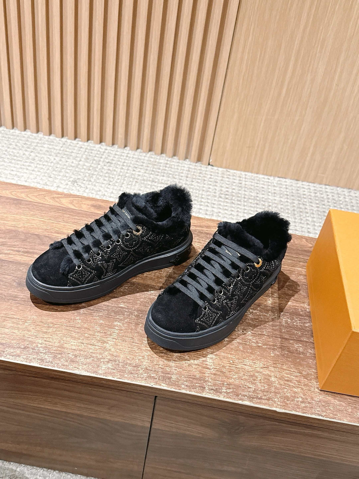 Schwarzer Wildleder-Shearling-gefütterter Low-Top – Damen
