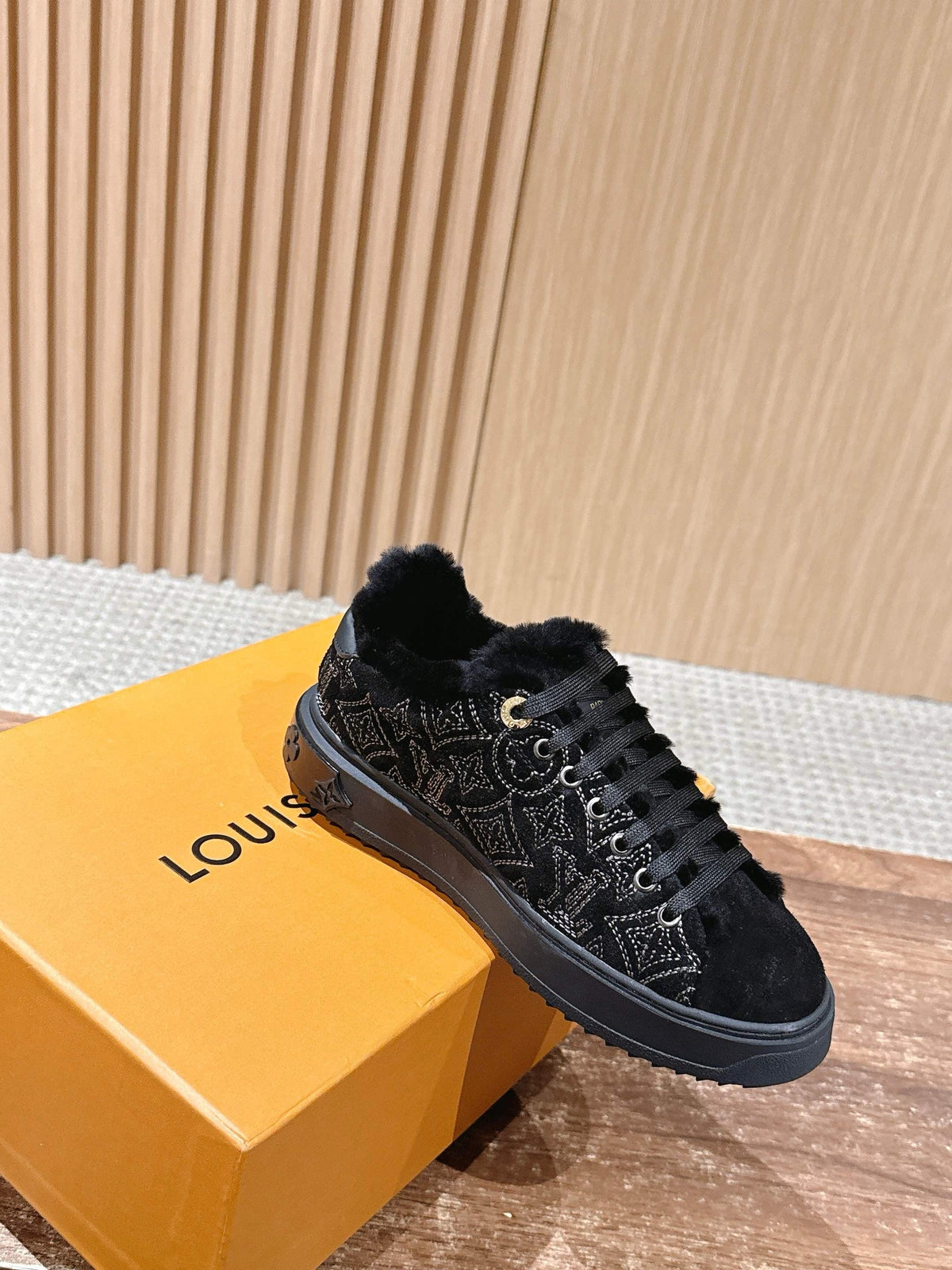 Schwarzer Wildleder-Shearling-gefütterter Low-Top – Damen