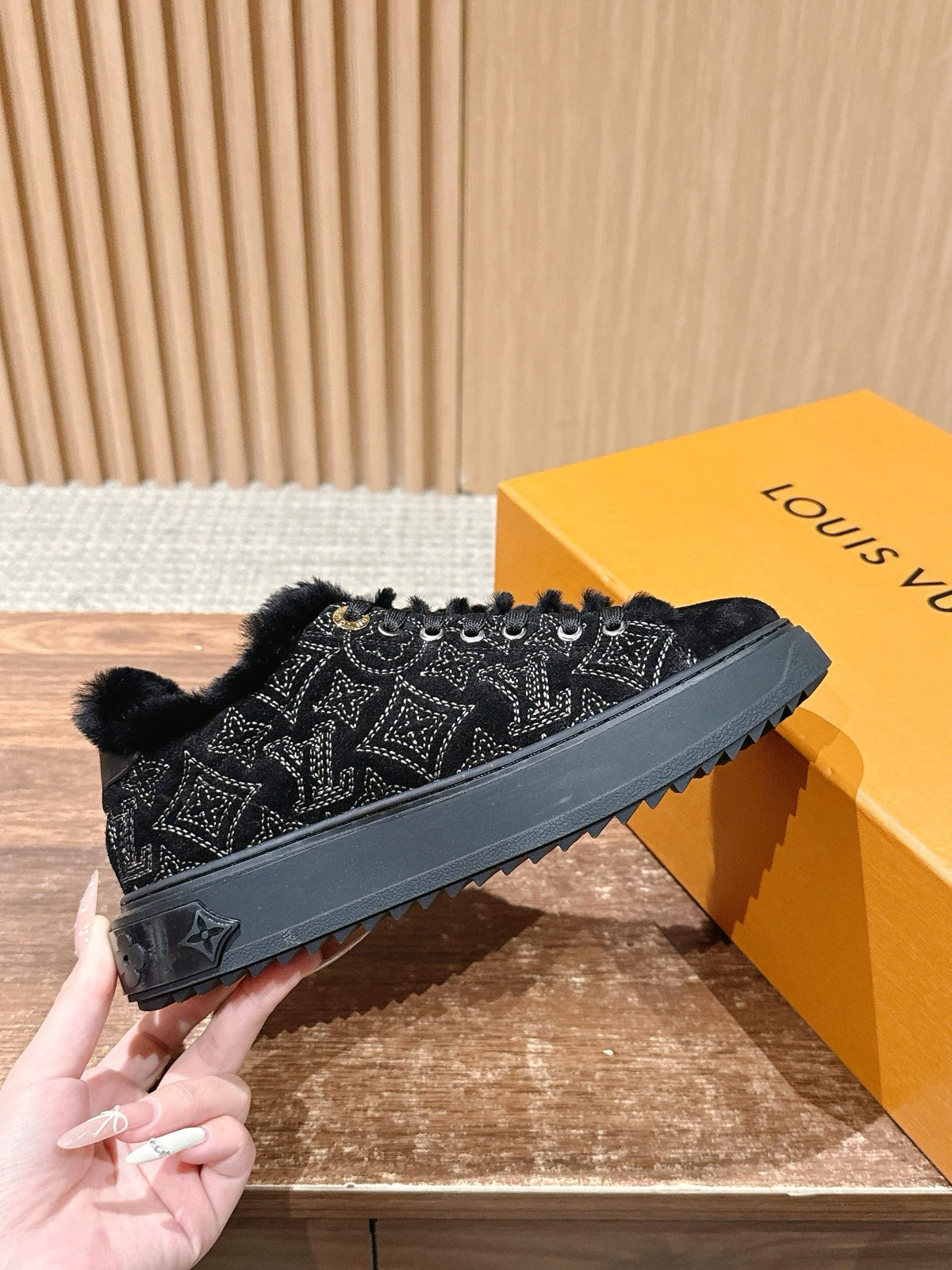 Schwarzer Wildleder-Shearling-gefütterter Low-Top – Damen
