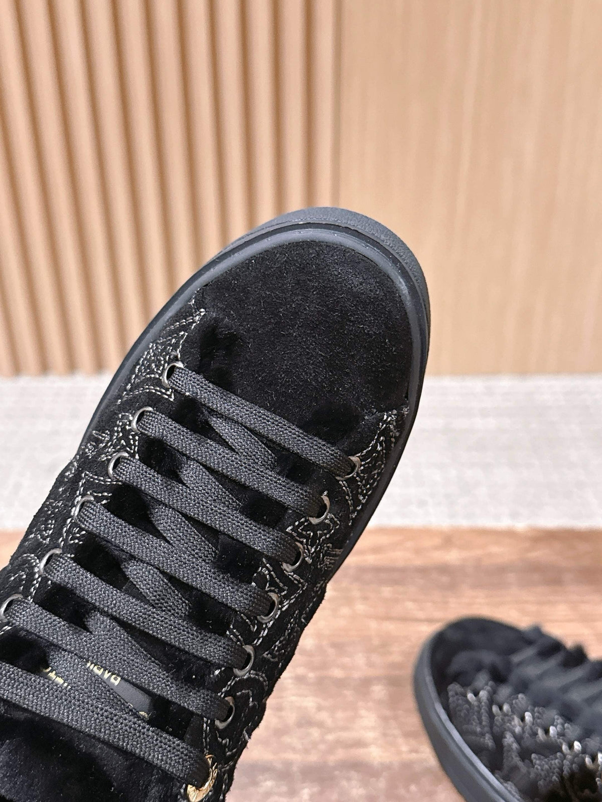Schwarzer Wildleder-Shearling-gefütterter Low-Top – Damen