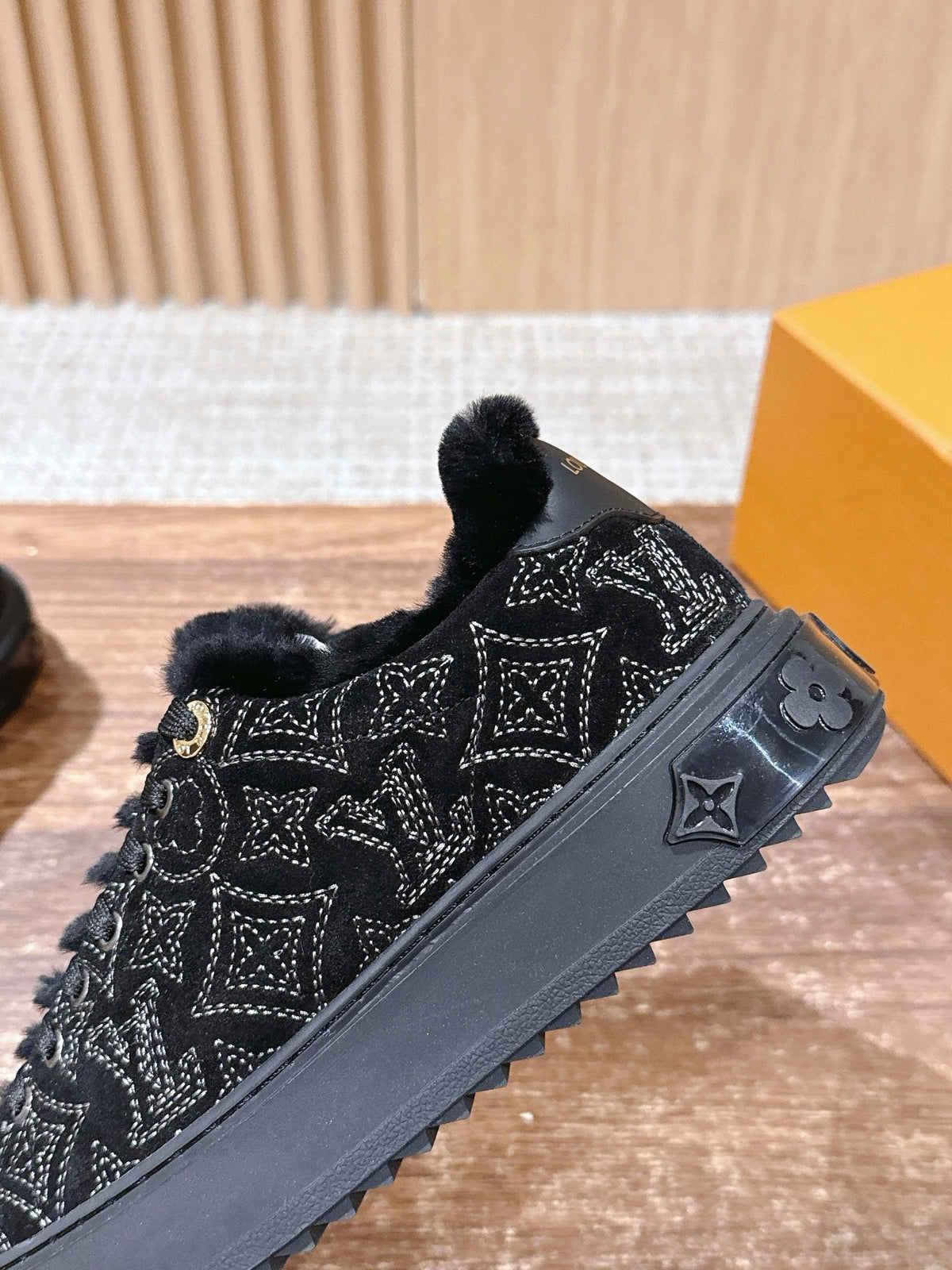 Schwarzer Wildleder-Shearling-gefütterter Low-Top – Damen