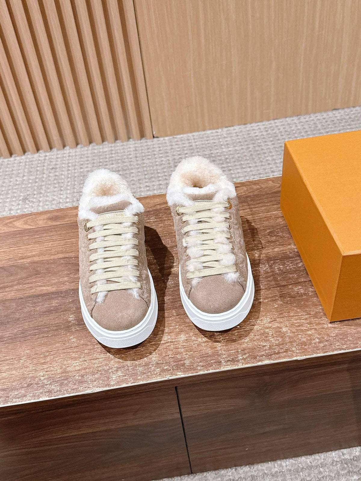 Schwarzer Wildleder-Shearling-gefütterter Low-Top – Damen