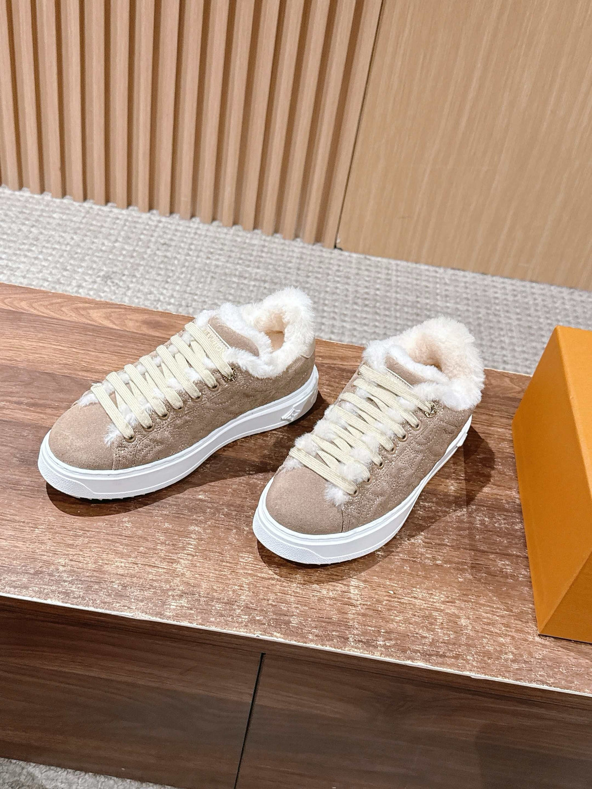 Schwarzer Wildleder-Shearling-gefütterter Low-Top – Damen