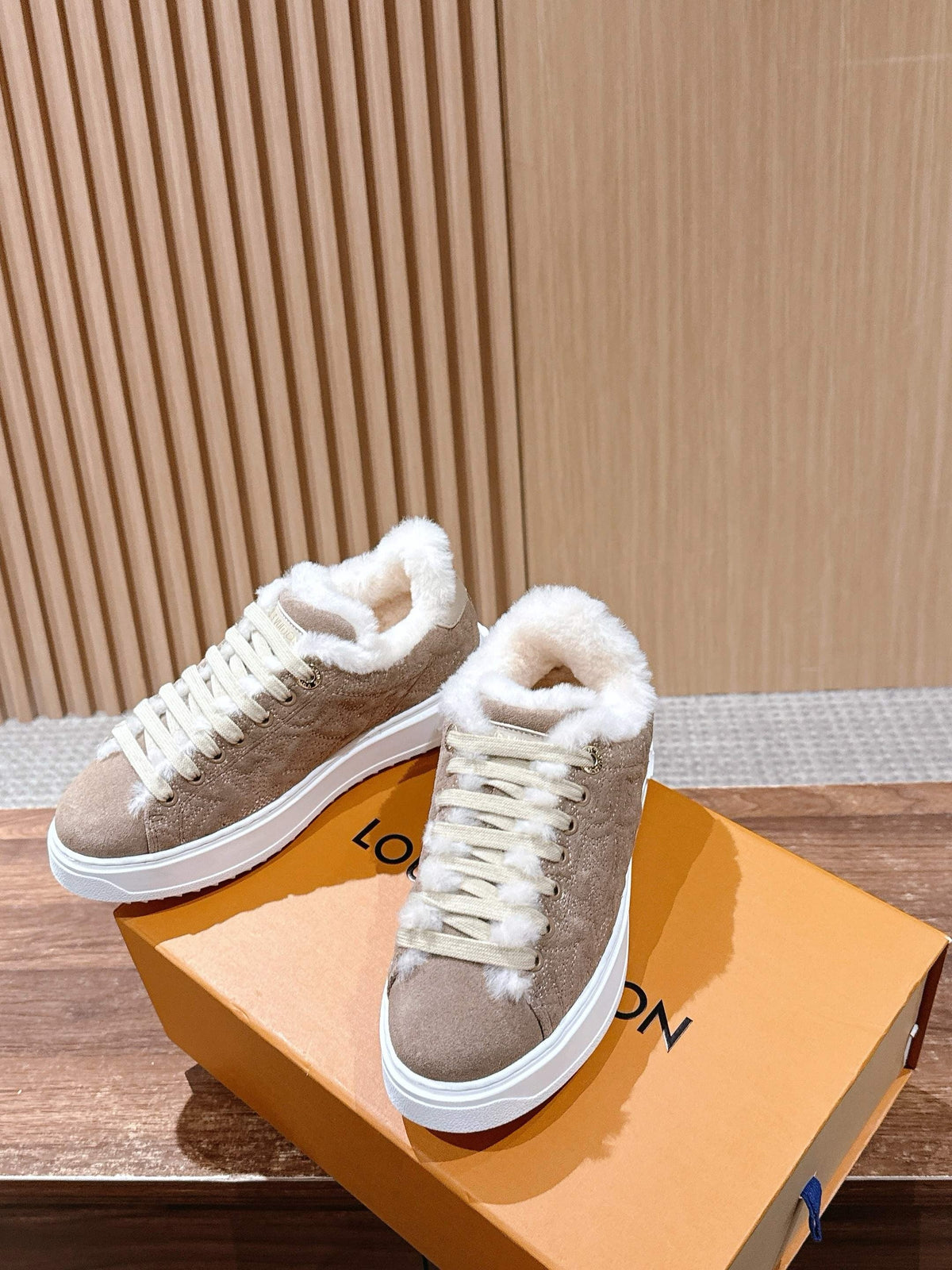 Schwarzer Wildleder-Shearling-gefütterter Low-Top – Damen