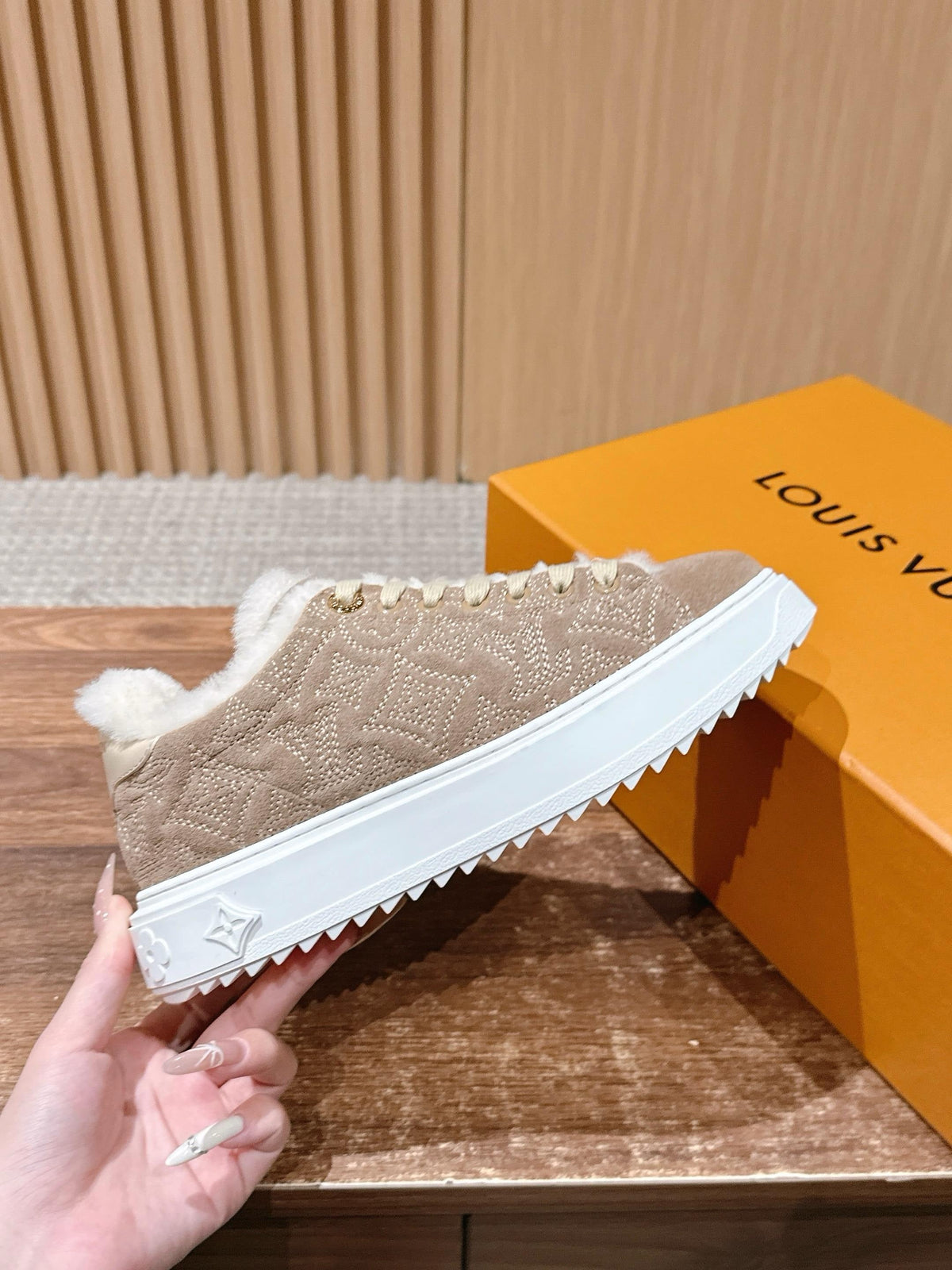 Schwarzer Wildleder-Shearling-gefütterter Low-Top – Damen