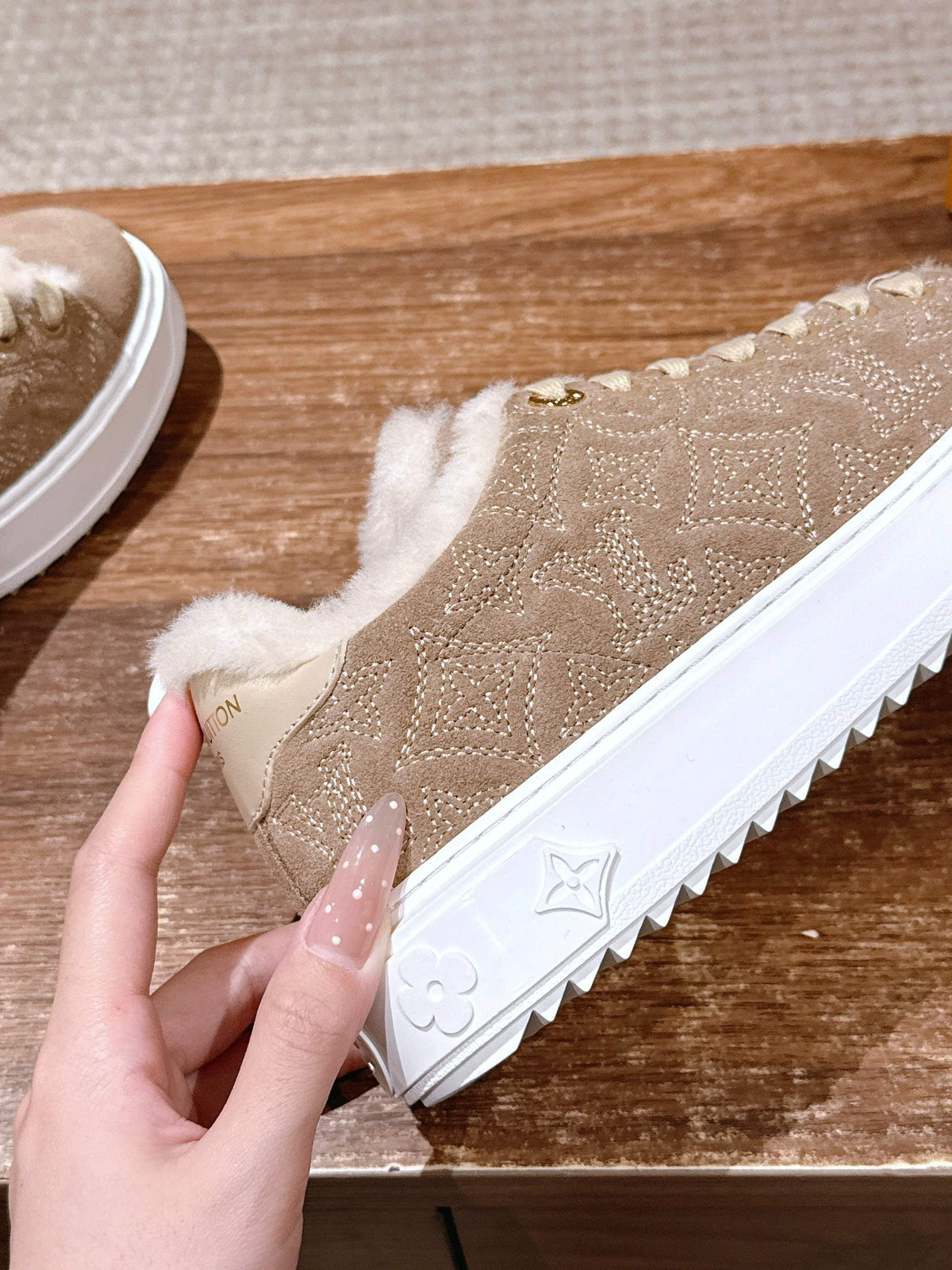 Schwarzer Wildleder-Shearling-gefütterter Low-Top – Damen