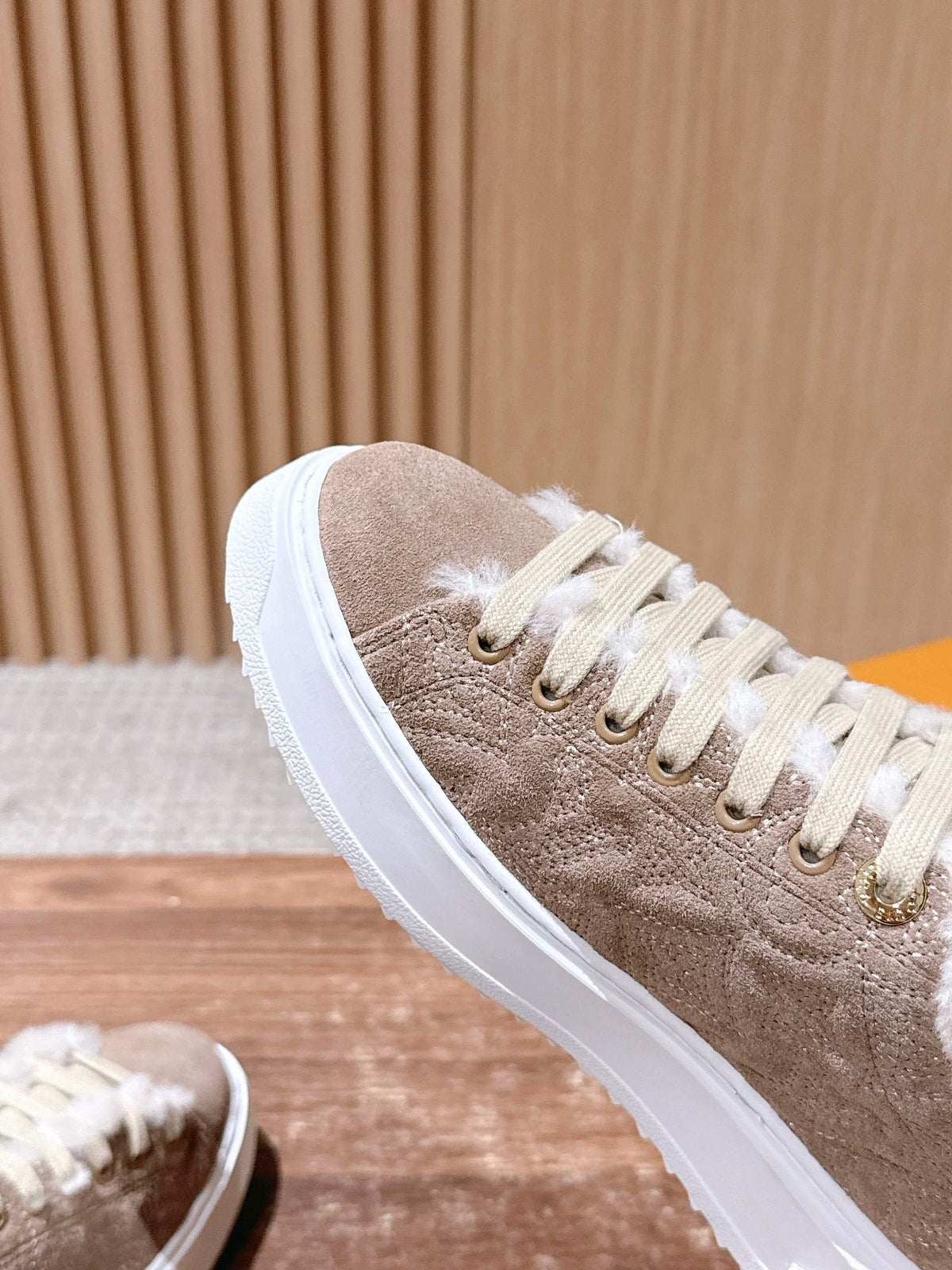 Schwarzer Wildleder-Shearling-gefütterter Low-Top – Damen
