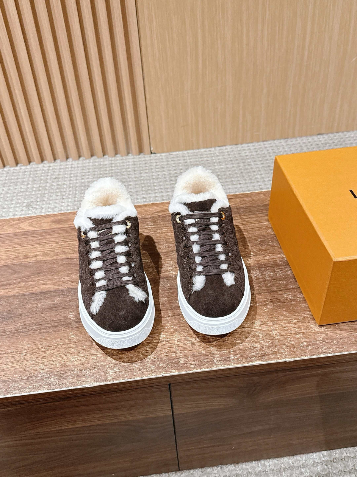 Schwarzer Wildleder-Shearling-gefütterter Low-Top – Damen