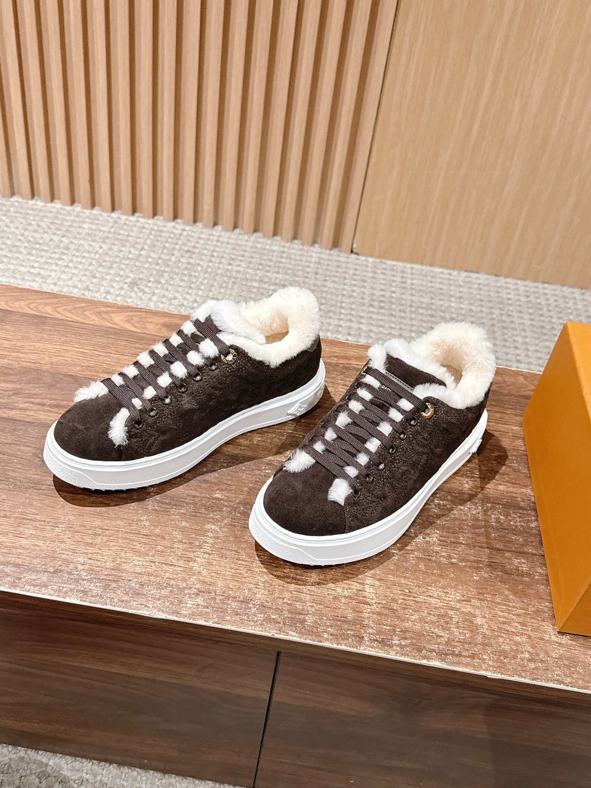 Schwarzer Wildleder-Shearling-gefütterter Low-Top – Damen