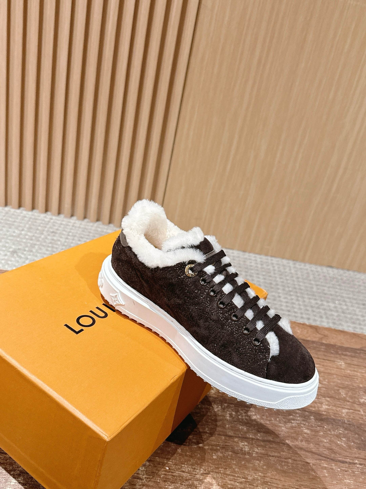 Schwarzer Wildleder-Shearling-gefütterter Low-Top – Damen