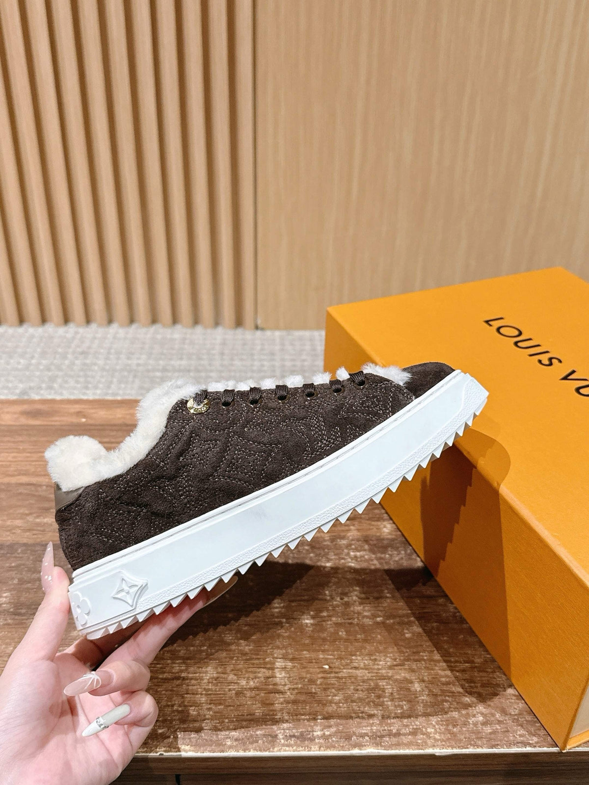 Schwarzer Wildleder-Shearling-gefütterter Low-Top – Damen