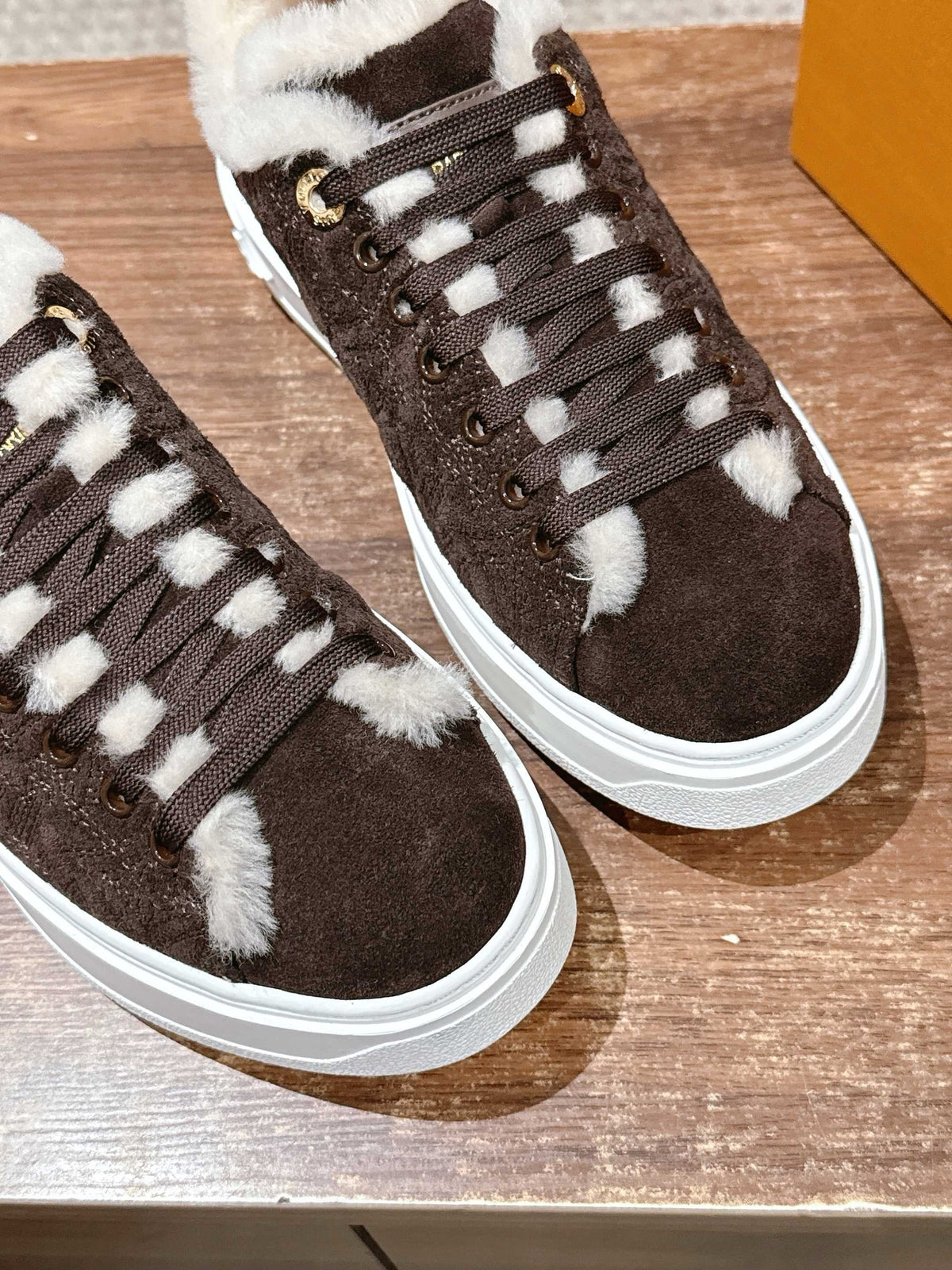 Schwarzer Wildleder-Shearling-gefütterter Low-Top – Damen