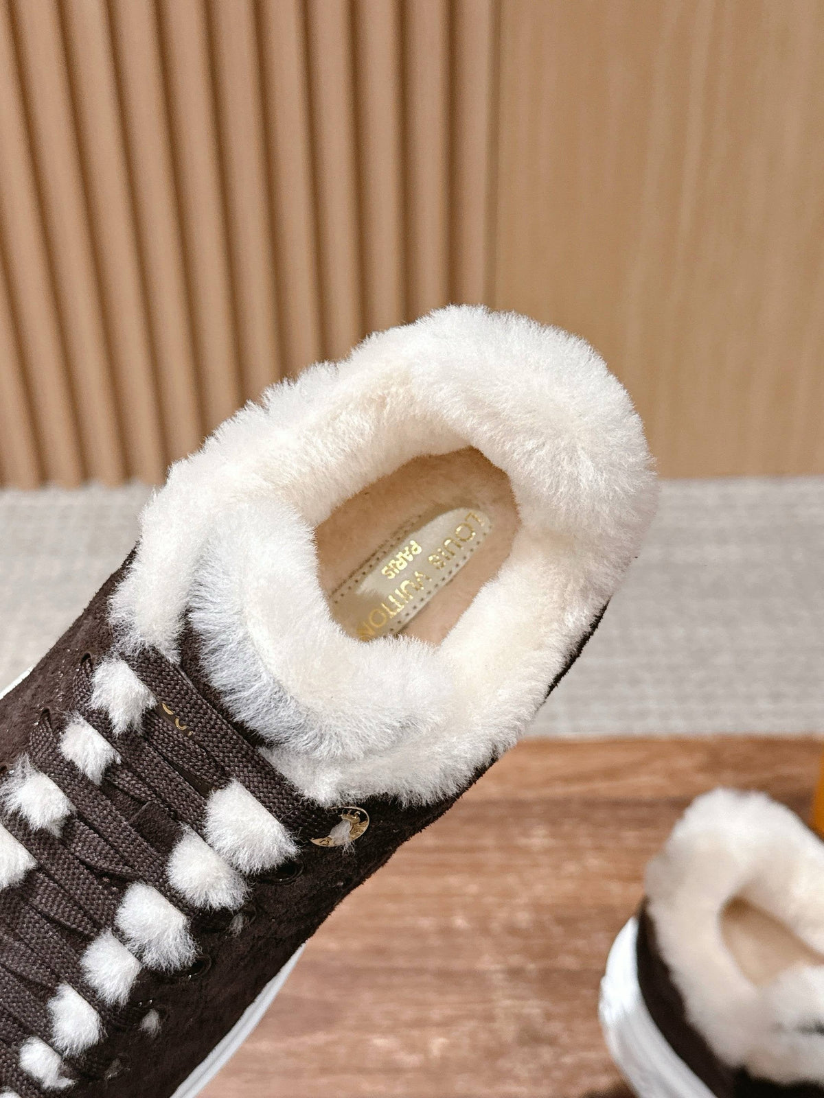 Schwarzer Wildleder-Shearling-gefütterter Low-Top – Damen