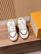 Weiß-braune Turnschuhe