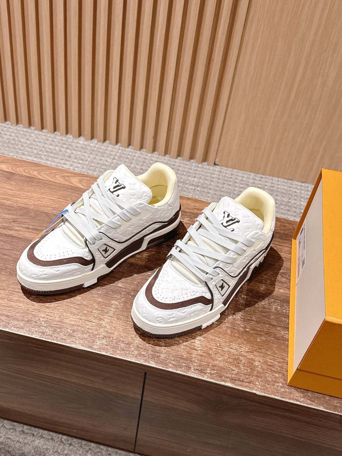Weiß-braune Turnschuhe