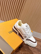 Weiß-braune Turnschuhe