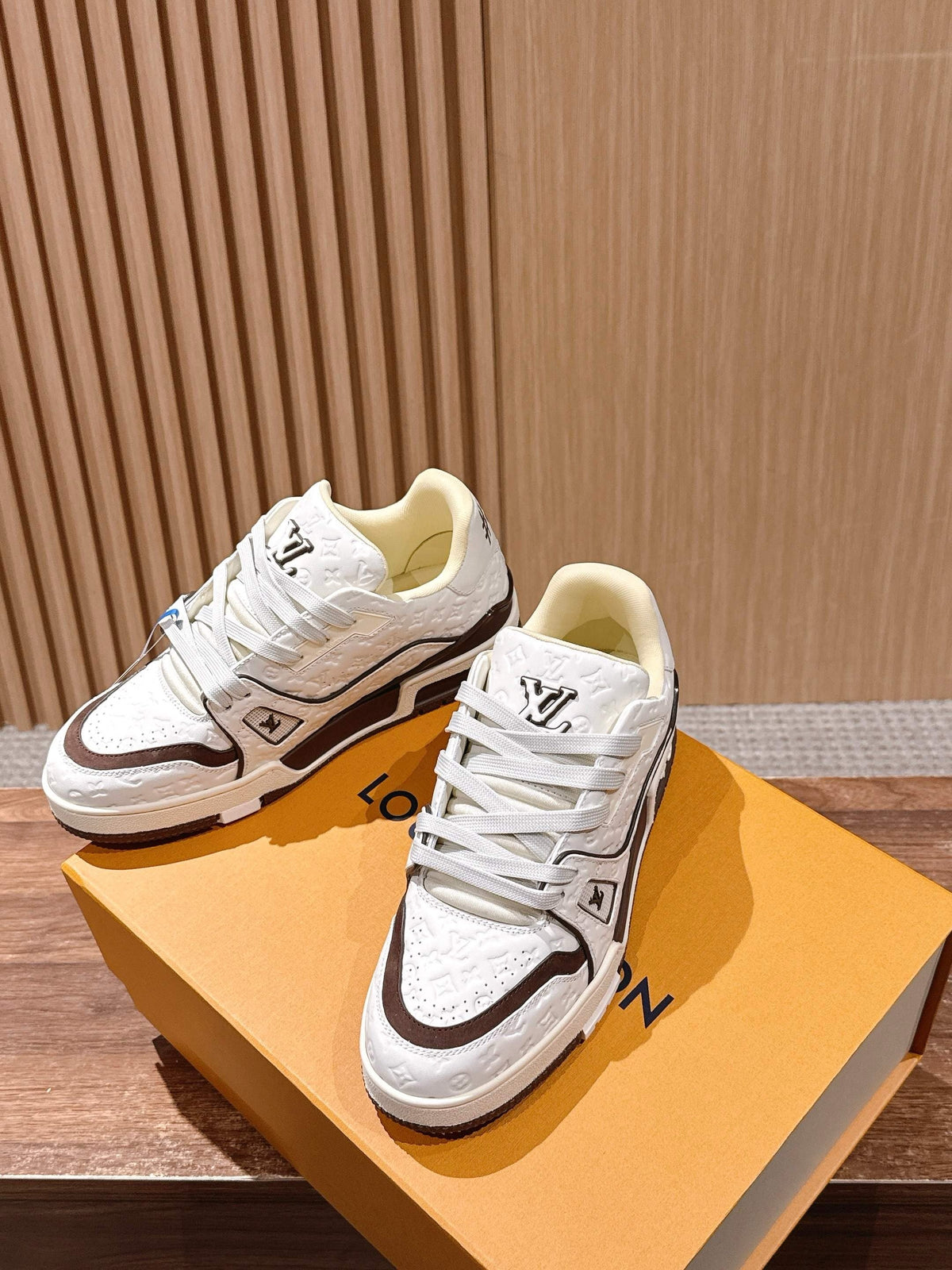 Weiß-braune Turnschuhe