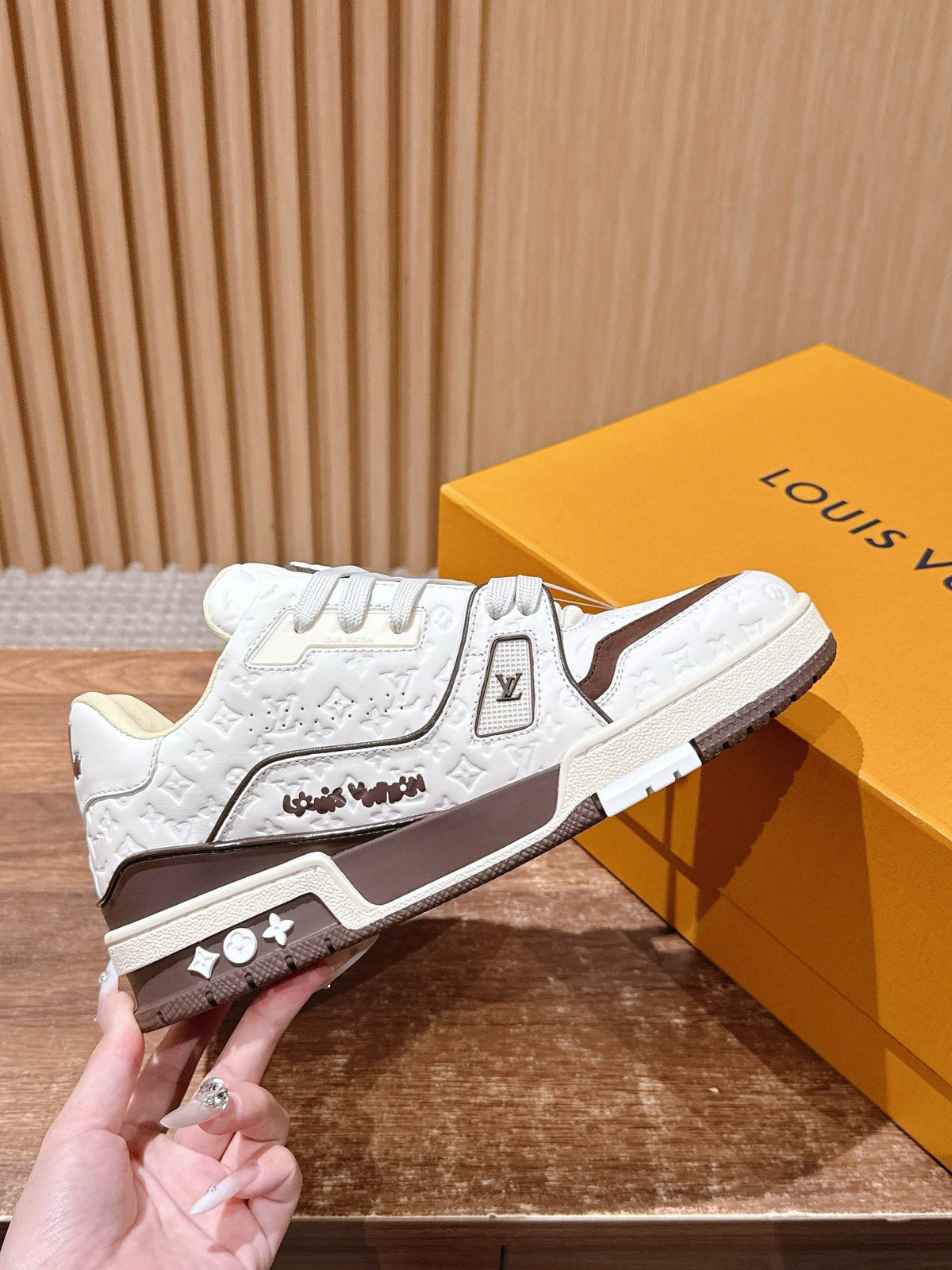 Weiß-braune Turnschuhe