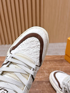 Weiß-braune Turnschuhe