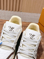 Weiß-braune Turnschuhe