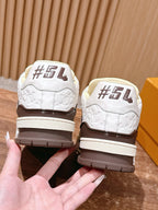 Weiß-braune Turnschuhe