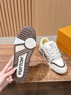 Weiß-braune Turnschuhe