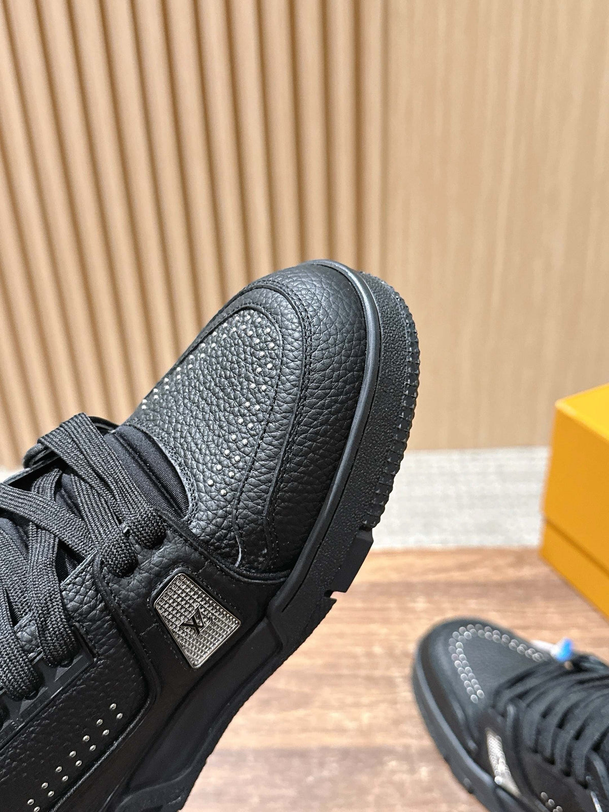 Trainer Black Textured