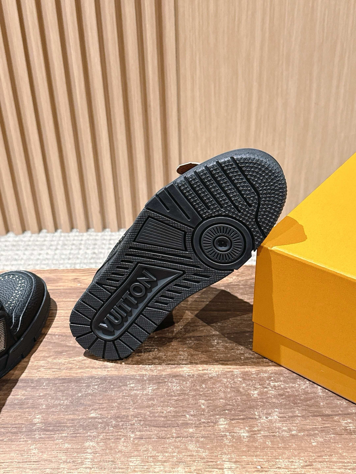 Trainer Black Textured